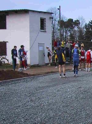 Uli Amborn frierend (ganz links)