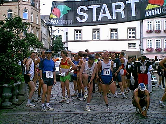 Eckhard Vogel (hockend) vor dem Start